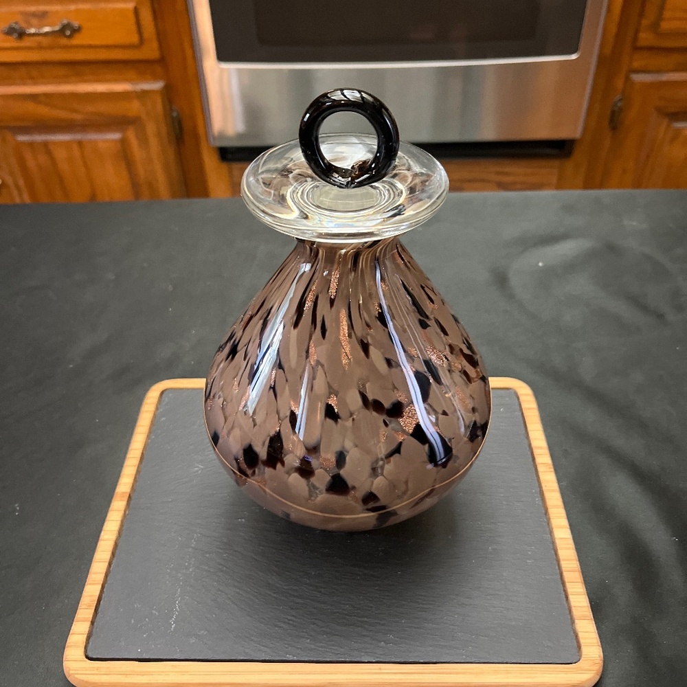 NWT Lidded Vase.  Colors of Taupe, Dark Brown and black With Metallic Spashes. - Picture 7 of 7